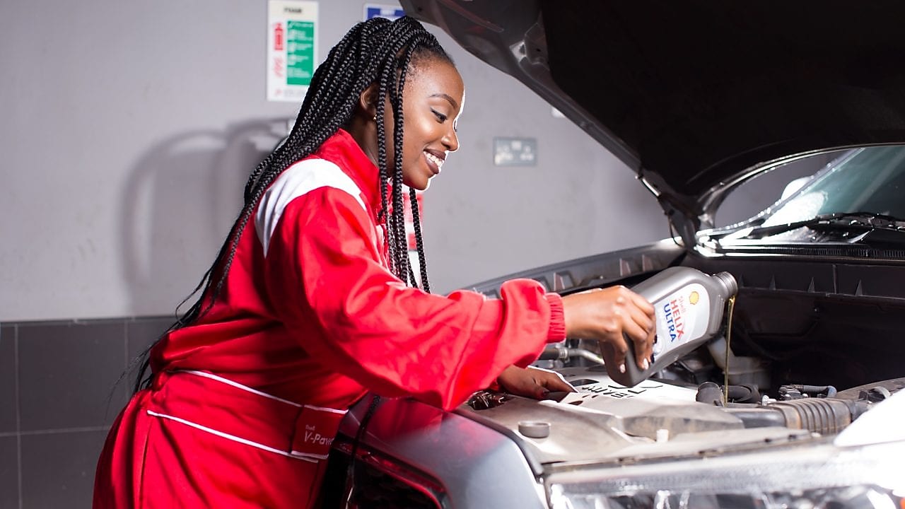 Shell assistant helping customer