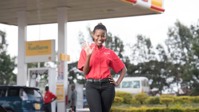 Shell assistant assisting customer
