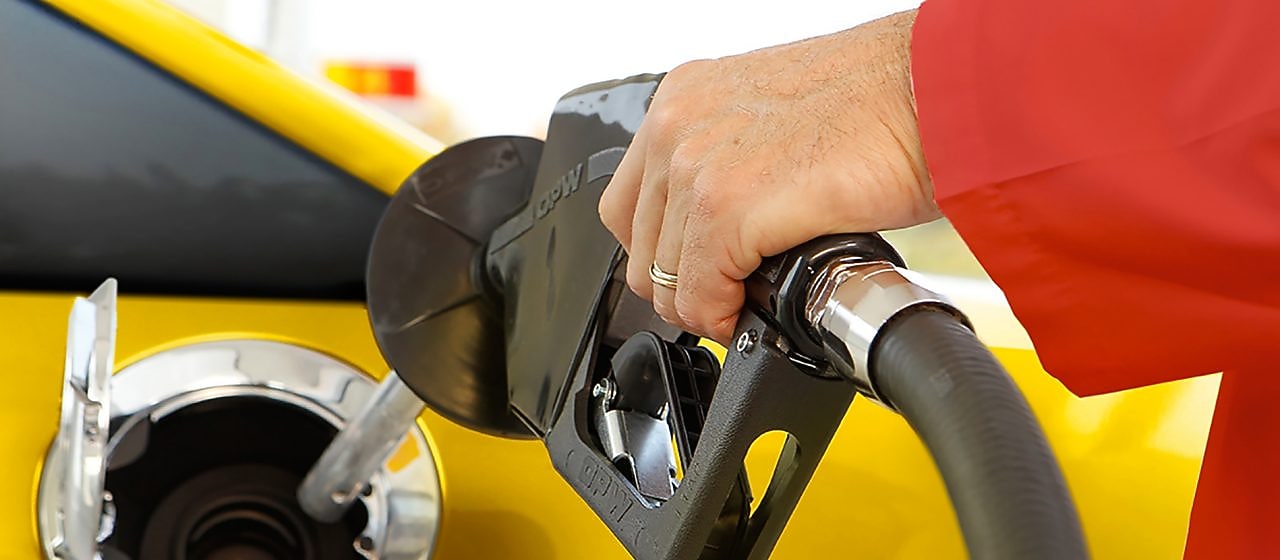 A person refueling their vehicle at a Shell fuel station, emphasizing efficient fueling practices.