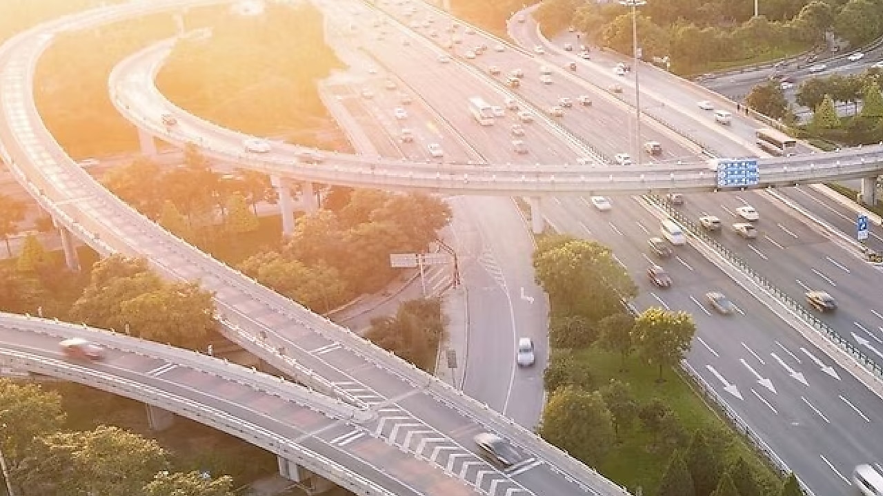 Scenic freeway symbolizing smooth and efficient travel with Shell fuels